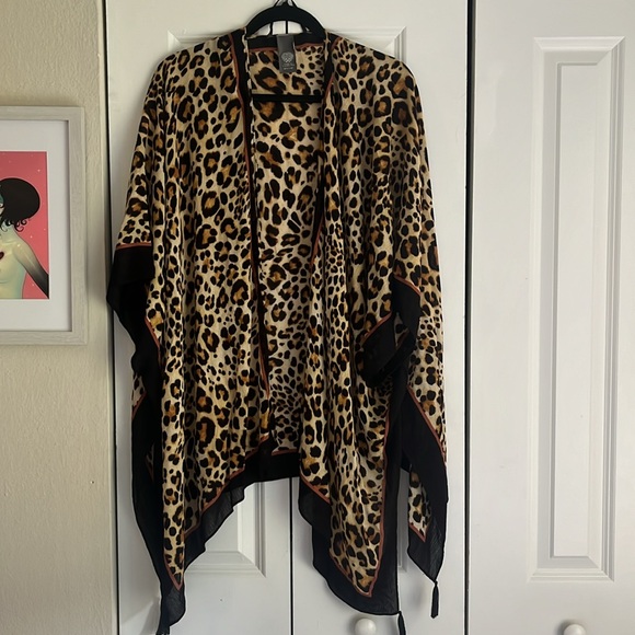 Vince Camuto Leopard Print Open Topper Kimono Shawl One Size Tassels - Picture 3 of 8